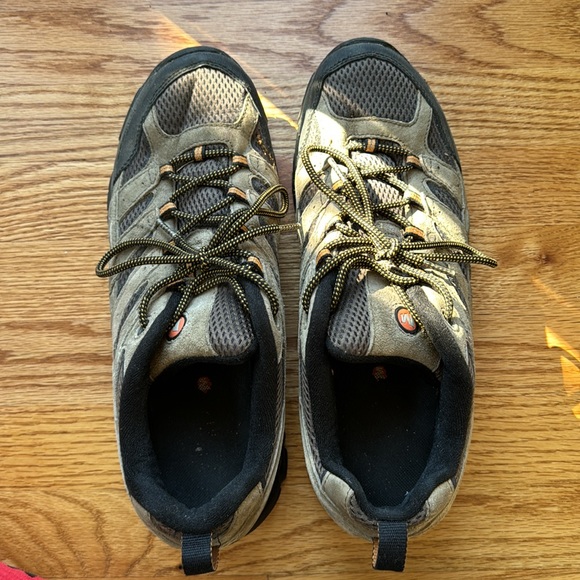 Merrell Moab hiking shoe. Wore them only 4 times. Great condition - Picture 3 of 5
